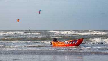 Güneşli bir günde sörf yapan Hollandalı bir cankurtaran sandalının görüntüsü.