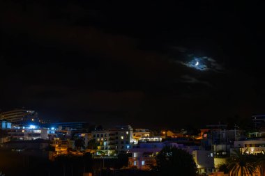 Tenerife 'de gece vakti ışıl ışıl parlayan Puerto de la Cruz şehrinde hilal parlıyor..