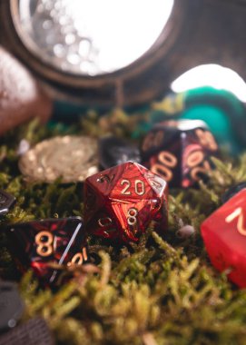 Kırmızı d20 die Steampunk titreşimli yosunlu bir fantezi ortamında madeni paralar ve zarlar arasında kritik bir başarı gösteriyor. Sürüm resmi