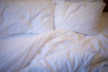 Yataktan sonra yapılmamış yatak, kırışık çarşaf.