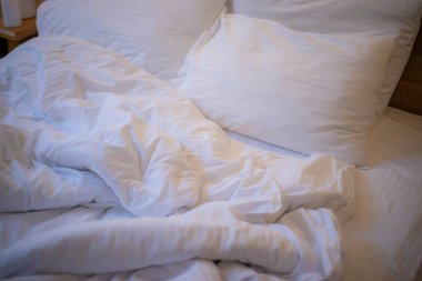 Yataktan sonra yapılmamış yatak, kırışık çarşaf.