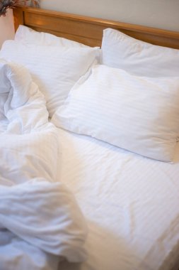 Yataktan sonra yapılmamış yatak, kırışık çarşaf.