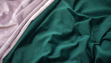 Zümrüt ve pembe katlı kadife arka plan resmi, arka plan web tasarım duvar kağıdı için yeşil ve pembe ipek kumaş, yeşil ve pembe tekstil arka planının güzel kombinasyonu.