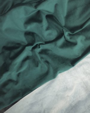 yeşil ve gri kadife kadife arkaplan resmi, arka plan duvar kağıdı için yeşil ipek kumaş web tasarımı için, zümrüt ve gri tekstil arka planının güzel bir kombinasyonu