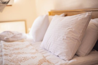 Otel odasındaki yatakta yastıklar, rahat bir atmosfer.