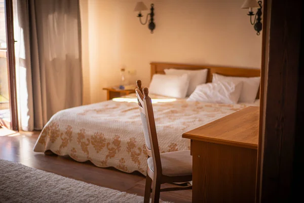 Het Bed Hotelkamer Klaar Voor Bezoekers — Stockfoto