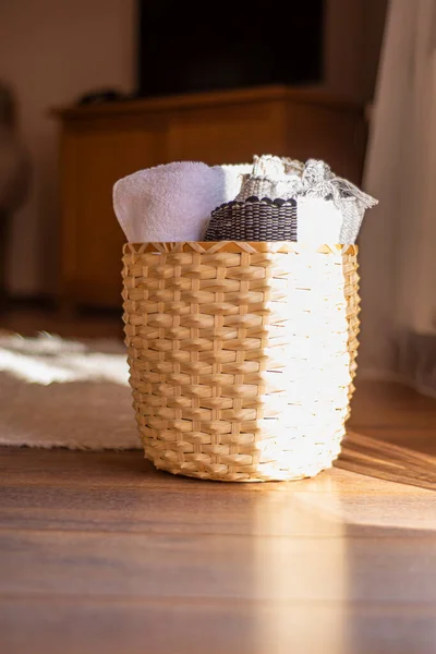 Gedraaide Huiskleden Een Mand Gedraaide Geweven Handdoeken Een Rieten Mand — Stockfoto