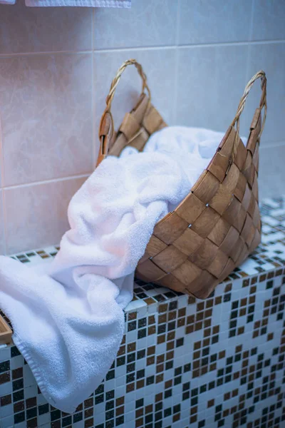Gedraaide Witte Handdoeken Een Rieten Zak Badkamer Handdoeken Badkamer Met — Stockfoto
