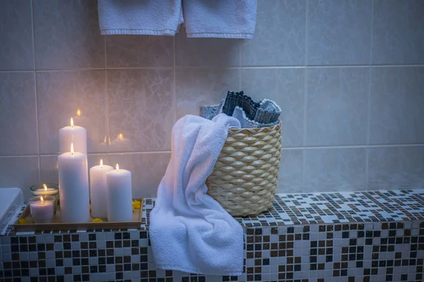 Pokręcone Białe Ręczniki Wiklinowym Worku Łazience Ręczniki Łazience Świecami Domowe — Zdjęcie stockowe