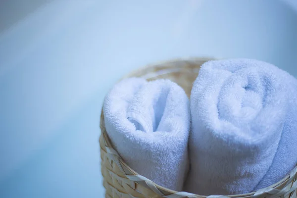 浴室里的柳条包里扭曲的白色毛巾 篮子里扭曲的浴巾 舒适舒适舒适的家的概念 — 图库照片
