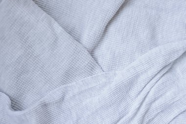 Katları olan hafif pamuk arka plan, pamuk kumaşın gri dokusu, yumuşak giysi parçası