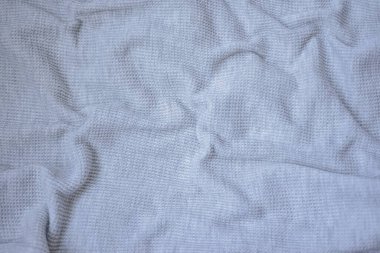 Katları olan hafif pamuk arka plan, pamuk kumaşın gri dokusu, yumuşak giysi parçası