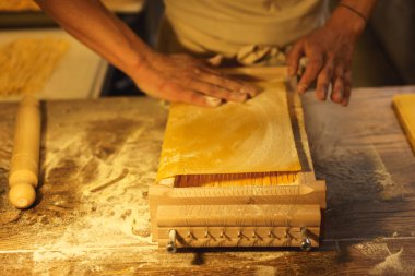 Şef makarna ile taze makarna yapıyor, yatay olarak.