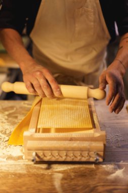 Şef makarna ile taze makarna yapıyor, dikey.