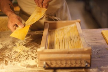 Şef makarna ile taze makarna yapıyor, yatay olarak.