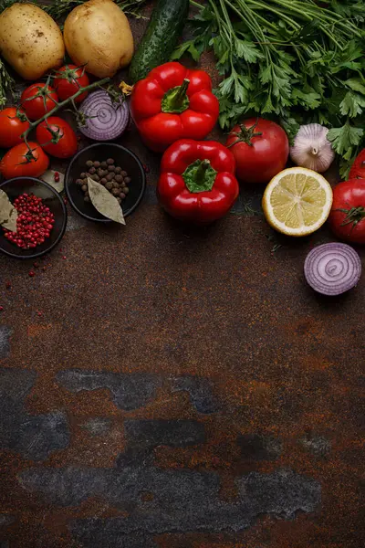 Prachtige Groenten Een Roestige Achtergrond Tomaten Klokpapier Wortelen Tekstruimte Verticaal Stockfoto