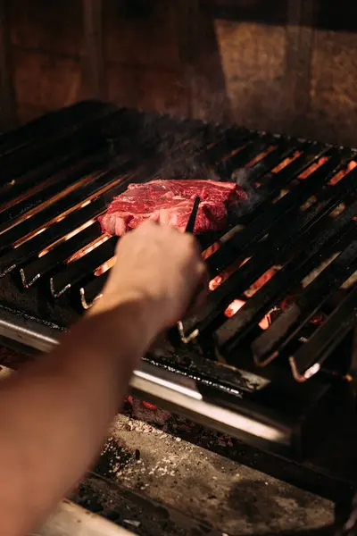 Rauwe Biefstuk Barbecue Mooie Vlammen Verticaal Stockfoto