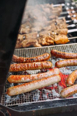 Sosis ve şiş kebap, ızgarada şiş kebap, tavuk ve domuz barbeküsü, dikey