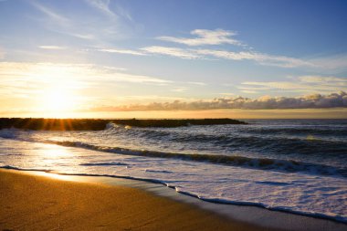 Sahilde ve denizde güzel bir günbatımı dalgalarla, Danimarka