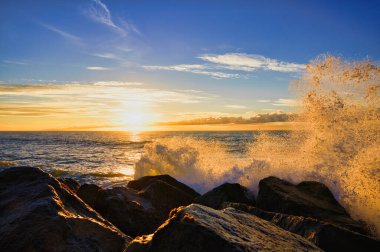 Sahilde ve denizde güzel bir günbatımı dalgalarla, Danimarka