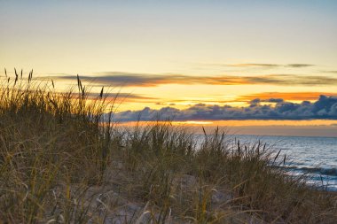 Danimarka 'daki Baltık Denizi' nde gün batımında plaj manzarası
