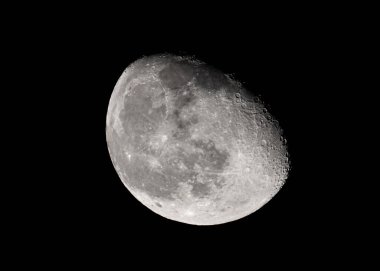 Nisan 'ın erken saatlerinde azalan ay.