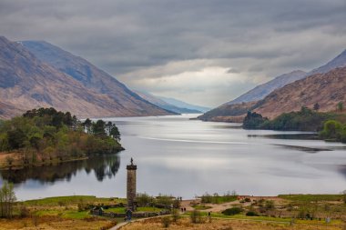 Glenfinnan anıt ve loch shiel Gölü bahar manzara. Lochaber, İskoçya, İngiltere, Avrupa'nın Dağlık
