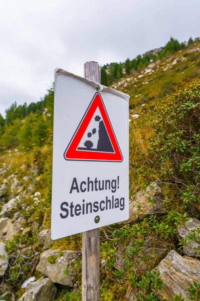 Aviso Queda Rochas Sinal Isolado Áustria Com Palavras Alemãs — Fotografia de Stock