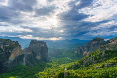 Manastır ve kaya oluşumları Meteora, Yunanistan ile manzara.