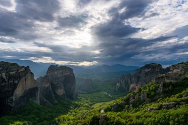 Manastır ve kaya oluşumları Meteora, Yunanistan ile manzara.