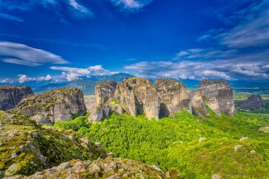 Manastır ve kaya oluşumları Meteora, Yunanistan ile manzara.
