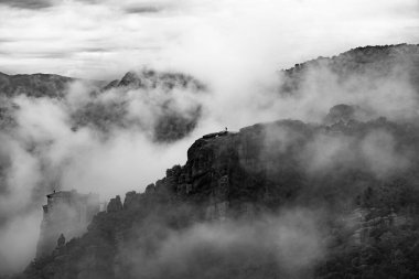 Meteora manastır kompleksi, Yunanistan. Kayadaki Ortodoks manastırı, sabah sisi, UNESCO sahası, Yunanistan.