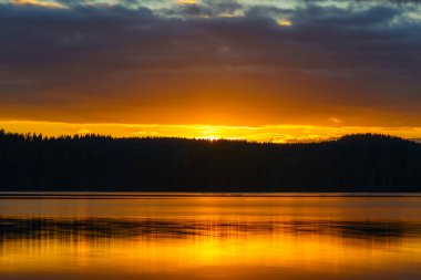 İsveç 'te sakin göl üzerinde gün batımı