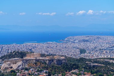 Atina Panoraması, Akropolis Tepesi, Yunanistan. Ünlü Akropolis Atina 'nın en önemli simgesidir. Atina 'nın silueti, Yunan harabeleriyle dolu bir manzara. Antik Atina 'nın kalıntılarının manzaralı panoramik görüntüsü.