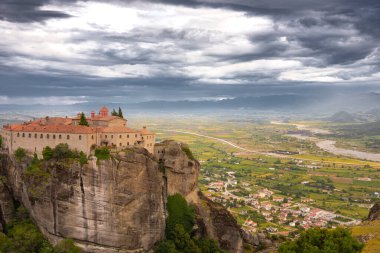 Manastır ve kaya oluşumları Meteora, Yunanistan ile manzara.
