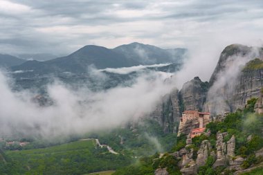 Manastır ve kaya oluşumları Meteora, Yunanistan ile manzara.