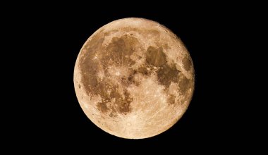 Çok yüksek çözünürlüklü Dolunay. Zifiri karanlık gökyüzü ve kontrastlık, parlaklık ve renk ayarları için bolca yer var..