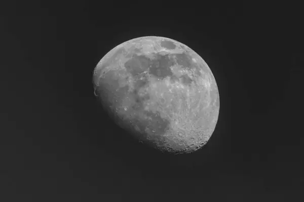 Uma Lua Minguante Céu Escuro Astronomia Fotografia De Stock