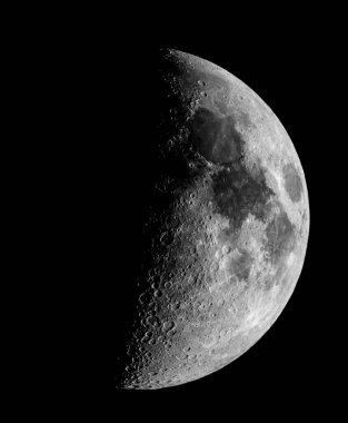 Büyüleyici siyah beyaz bir fotoğraf, gece yarısı gökyüzünde parlayan hilal ayının güzelliğini yakalar. Geniş evrendeki çarpıcı astronomik bir nesne.