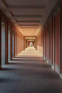 Koridor geniş ve görkemli, çarpıcı kırmızı duvarlar ve zarif sütunlarla süslenmiş. Tasarım, armatürlerin bileşik materyali ile tamamlanmış bir simetri ve sanatçılık hissi yaratıyor.