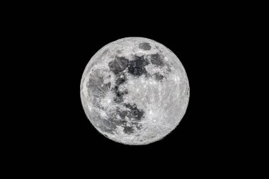 Nefis bir dolunay manzarası, çarpıcı kraterlerini ve karmaşık yüzey detaylarını canlı canlı gösteriyor.