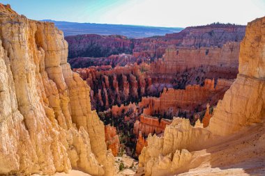 Bryce Canyons 'un göz kamaştırıcı güzelliğini keşfedin. Canlı kaya oluşumları ve çevresini saran yemyeşil alanlar.