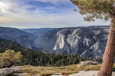 Bereketli yeşil bir ormanın üzerinde engebeli kayalıkları olan çarpıcı bir dağ sırası, doğa meraklıları için ideal.
