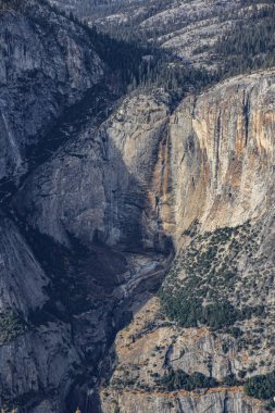 Bereketli yeşil bir ormanın üzerinde engebeli kayalıkları olan çarpıcı bir dağ sırası, doğa meraklıları için ideal.