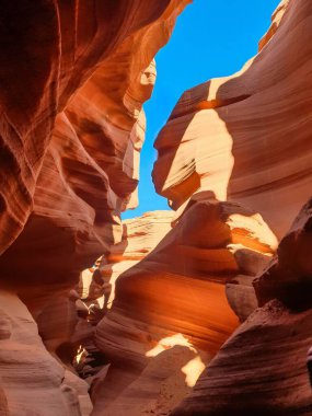 Bu nefes kesici kanyon manzarasında sersemletici kaya oluşumlarını keşfedin. Maceralı bir yolculukta.