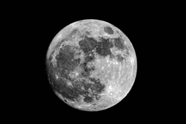 Bu çarpıcı görüntü, kraterlerinin ve özelliklerinin vurgulandığı bir dolunayı karanlık bir arkaplanda sergiliyor.