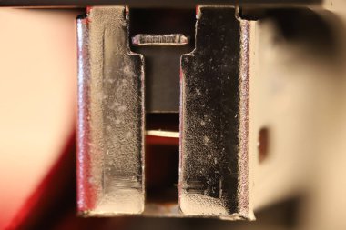 Metal bir yüzeyde eski paslı harfler.