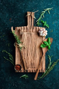 Mutfak eski ahşap tahta, yazı için boş yer. Siyah taştan bir arka planda. Üst görünüm.