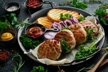 Kızarmış Atriaux, yağda kızartılmış domuz eti, İsviçre mutfağı, el yapımı yemek tarifi. Siyah taştan bir arka planda. Üst görünüm.