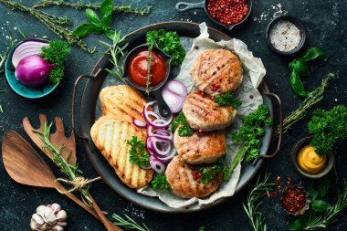 Kızarmış Atriaux, yağda kızartılmış domuz eti, İsviçre mutfağı, el yapımı yemek tarifi. Siyah taştan bir arka planda. Üst görünüm.